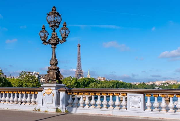 França. Paris. Dia ensolarado de verão. Lanterna na ponte Alexandre III sobre o rio Sena