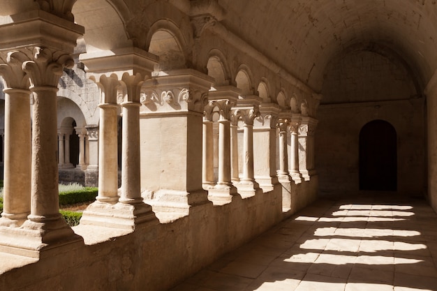 França, Provença. Detalhe do corredor da Abadia de Senanque. Mais de 800 anos de história nesta foto.