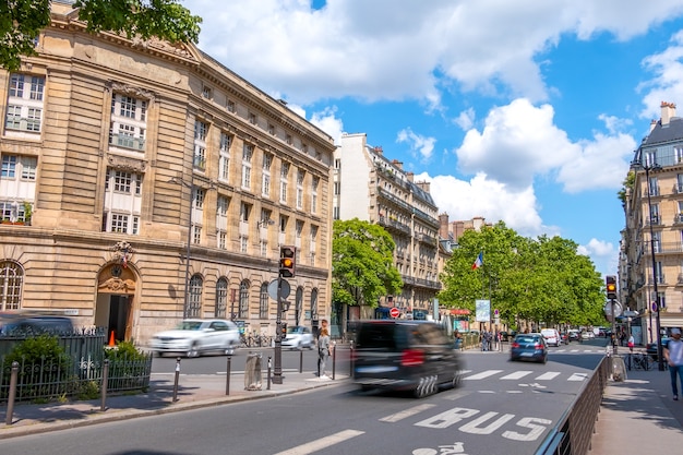 França. Rua no centro de Paris com trânsito intenso. Dia ensolarado de verão