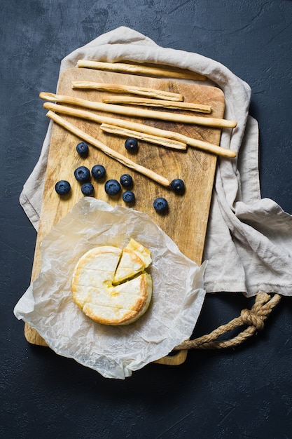 Francês brie assado com mirtilos e bolachas.