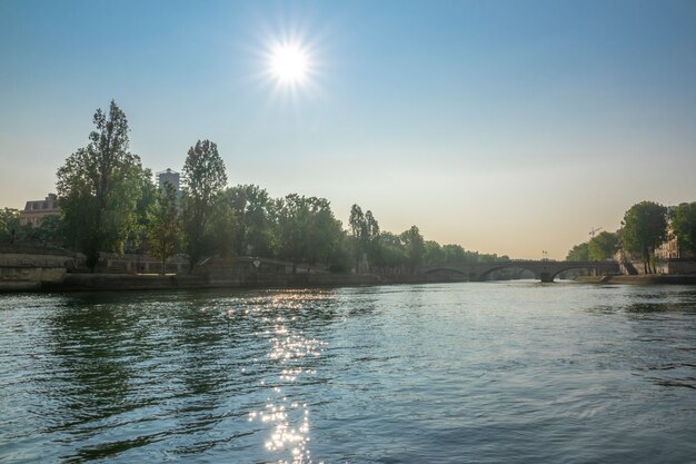 Francia. Un brillante día sin nubes en el verano de París. Sol caliente sobre el río Sena, terraplenes y puentes