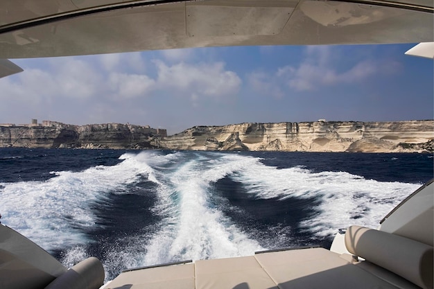 Francia Córcega Bonifacio costa rocosa mar Tirreno visto desde un yate de lujo Azimut Atlantis 50'