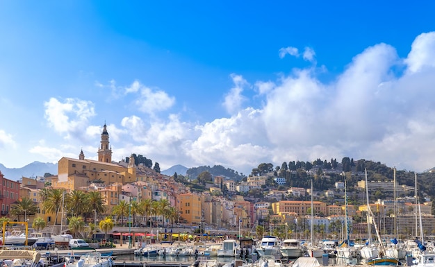 Francia Costa Azul Vista panorámica del centro histórico de Menton desde el puerto deportivo