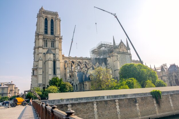 Francia. Día soleado de verano en París. Grúas y otros equipos de construcción para reparar Notre Dame después del incendio de 2019