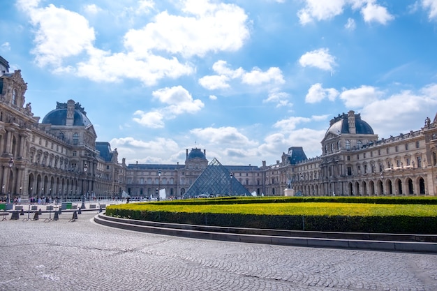 Francia. Día de verano en el patio del Louvre de París. Macizo de flores grande con arbustos recortados