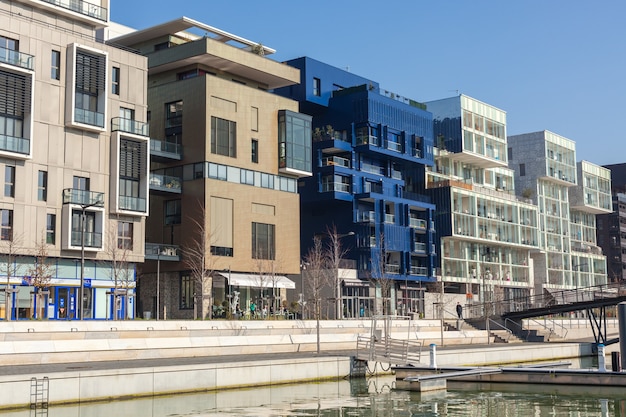 FRANCIA, LYON - 19 DE FEBRERO: El distrito de Confluence en Lyon, Francia, el 19 de febrero de 2013. Nuevo distrito con una arquitectura moderna en el lugar del puerto viejo