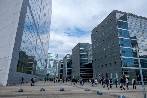 Francia. París. Distrito La Defense. Modernos edificios de oficinas y zona peatonal.