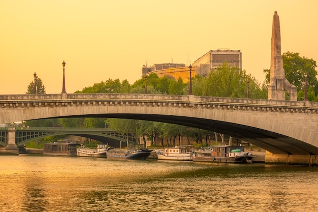 Francia, Paris. Tarde de verano sobre los puentes del Sena. Las barcazas residenciales están amarradas en la orilla del río.