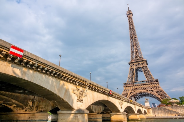 Francia, Paris. Torre Eiffel en tiempo nublado y Puente Iena en el sol. Vista inferior