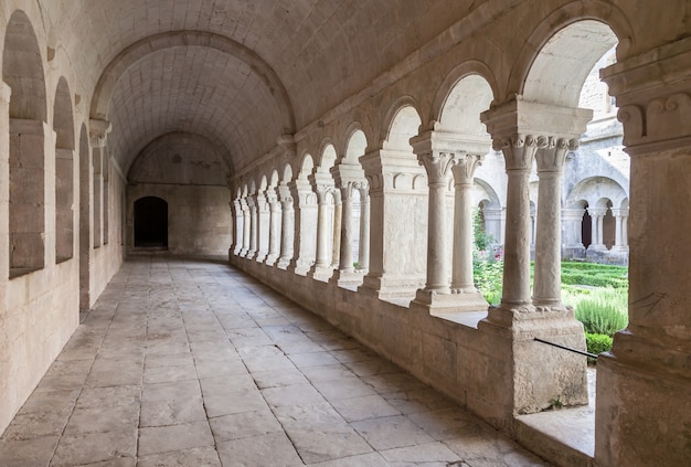 Francia, Provenza. Detalle del corredor de la Abadía de Senanque. Más de 800 años de historia en esta imagen.