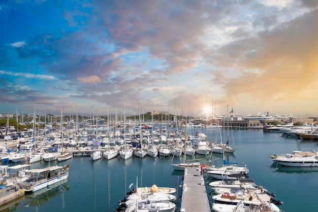 Francia Riviera Francesa y Cote D Azur pintorescas calles del antiguo centro histórico de la ciudad de Antibes