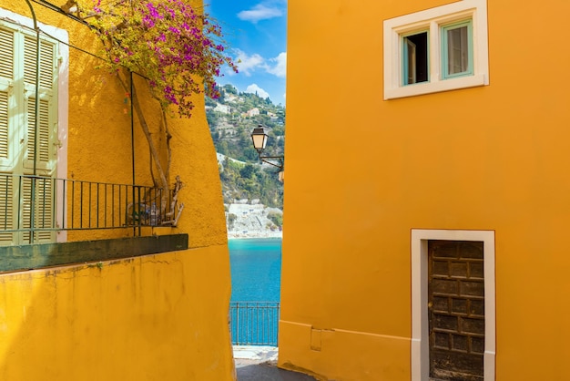 Francia Riviera Francesa Villefranche calles de la ciudad vieja en el centro histórico de la ciudad cerca del paseo marítimo