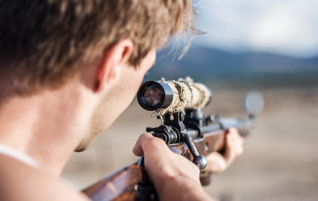 Francotirador apunta a un objetivo de rifle de francotirador