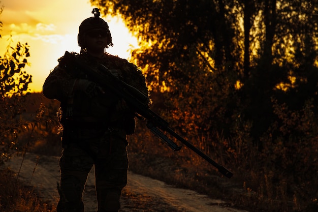 Francotirador del ejército con rifle de gran calibre