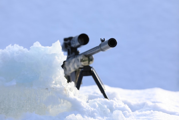 francotirador con una pistola en invierno