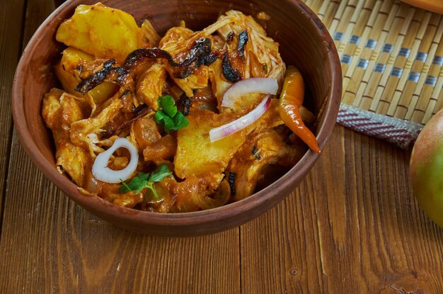 Frango ã â¡hahohbili, cozinha caucasiana, pratos tradicionais variados, vista de cima.