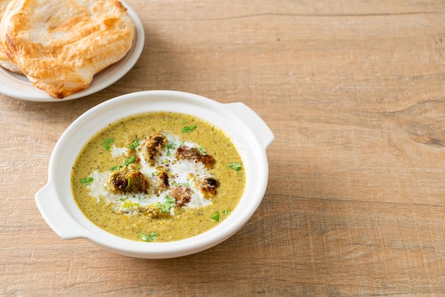 Frango afegão em curry verde masala ou frango Hariyali tikka hara masala com pão roti ou naan