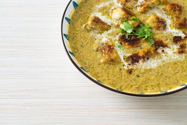 Frango afegão em curry verde masala ou frango hariyali tikka hara masala - estilo de comida indiana