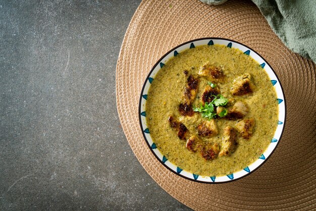 Frango afegão em curry verde masala ou frango hariyali tikka hara masala - estilo de comida indiana