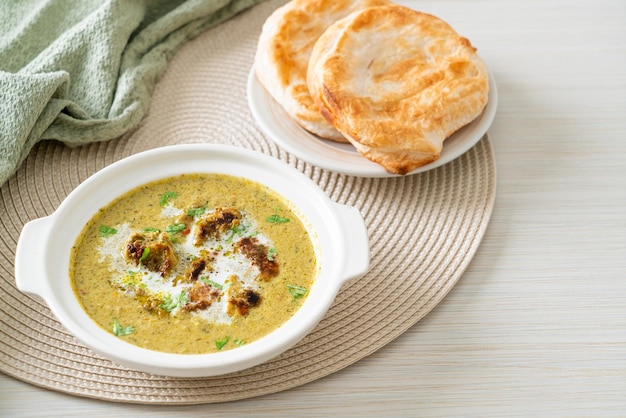 Frango afegão em curry verde masala ou hariyali tikka frango hara masala com pão roti ou naan - estilo de comida indiana