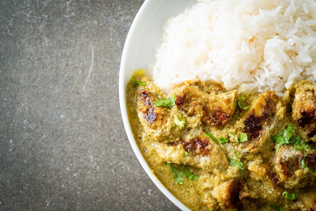 Frango afegão em curry verde ou Hariyali tikka frango hara masala com arroz