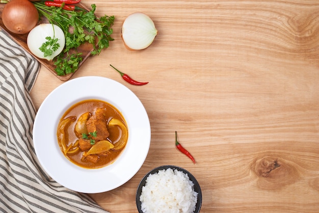 Frango ao curry com molho e arroz