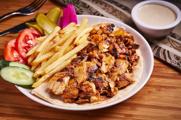 Foto frango árabe shawarma plate com batatas fritas servidas em prato isolado na mesa vista lateral da comida do oriente médio