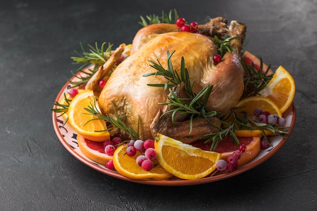 Frango assado. a mesa de natal é servida com peru, decorada com frutas brilhantes. ceia de natal.