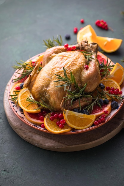 Frango assado. a mesa de natal é servida com peru, decorada com frutas brilhantes. ceia de natal.