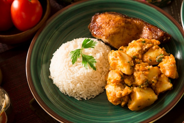 Frango assado batata guisado arroz peruano tradicional serviço de comida de conforto