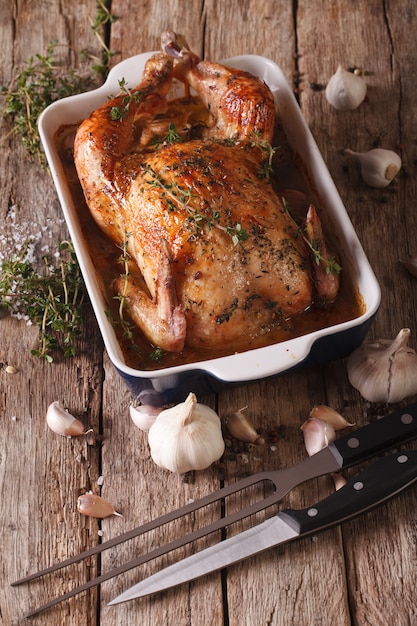 Foto frango assado com alho close-up em cima da mesa