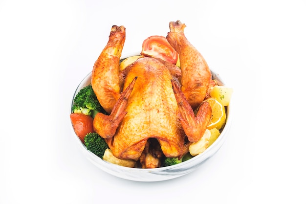 frango assado com batatas no prato branco