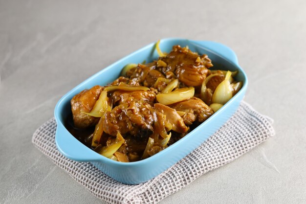 Frango assado com cebola e molho de soja Receita de estilo chinês