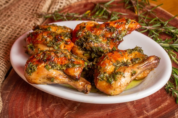 Foto frango assado com molho de ervas no brasil chama-se galeto