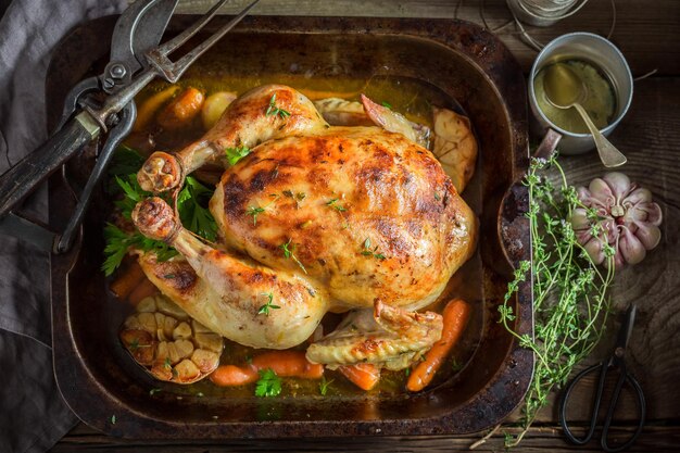 Frango assado crocante com tomilho e alho