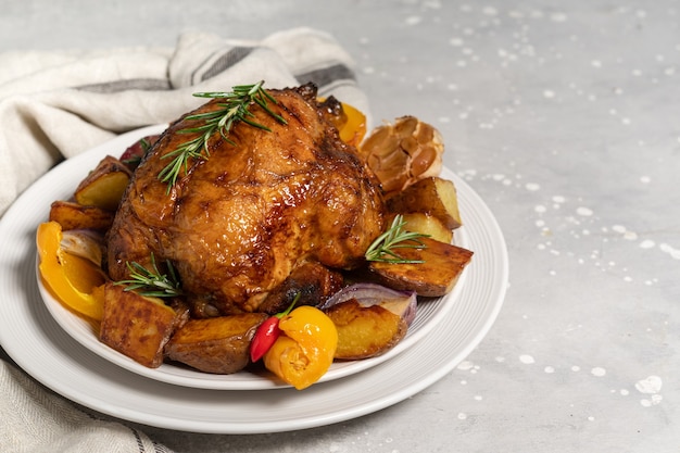 Foto frango assado de comida de férias ou aves com batatas e vegetais