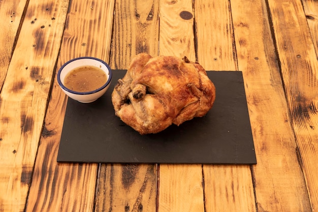 Frango assado é uma preparação gastronômica que consiste em assar frango inserido em um espeto giratório ou espeto em frente a uma fonte de calor em forma de chama ou brasa