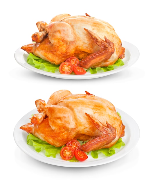 Frango assado em prato isolado em fundo branco com alface e tomate