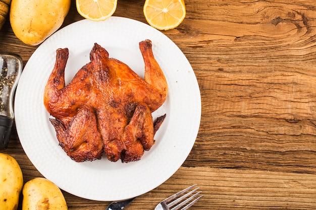 Frango assado fresco em um fundo de tábua de madeira