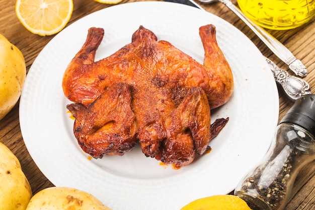 Frango assado fresco em uma tábua de madeira