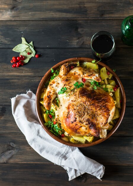 Frango assado inteiro, batatas. Peru assado. Prato de Natal. Dia de ação de graças.