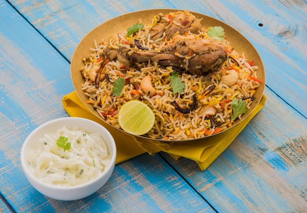 Frango Biryani autêntico servido em uma tigela ou prato. Foco seletivo