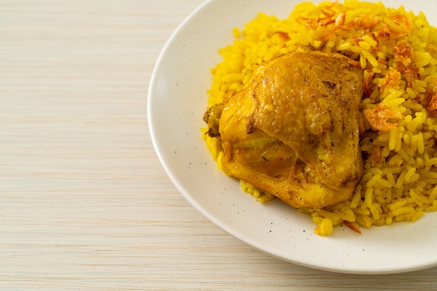 Frango Biryani ou arroz com curry e frango. Versão tailandesa-muçulmana do biryani indiano, com arroz amarelo perfumado e frango. Comida muçulmana