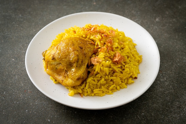 Frango biryani ou arroz com curry e frango - versão tailandesa-muçulmana do biryani indiano, com arroz amarelo perfumado e frango - estilo de comida muçulmana