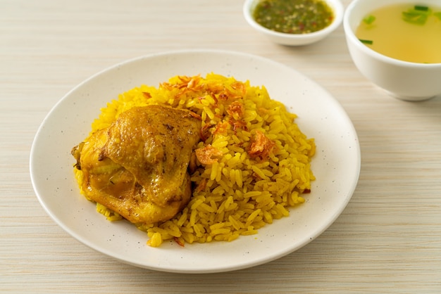 Frango biryani ou arroz com curry e frango - versão tailandesa-muçulmana do biryani indiano, com arroz amarelo perfumado e frango - estilo de comida muçulmana