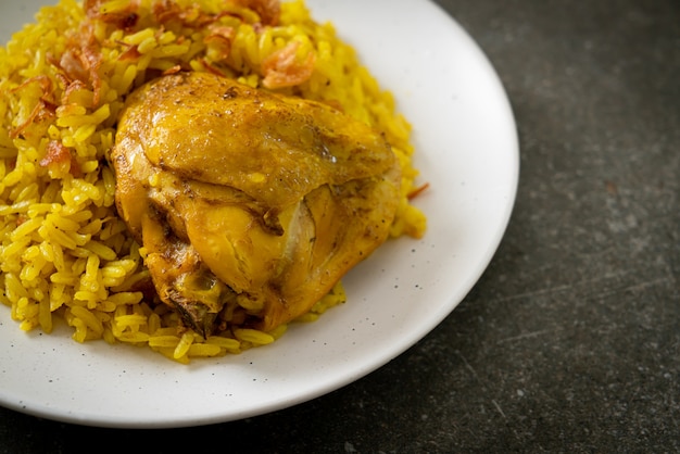 Frango biryani ou arroz com curry e frango