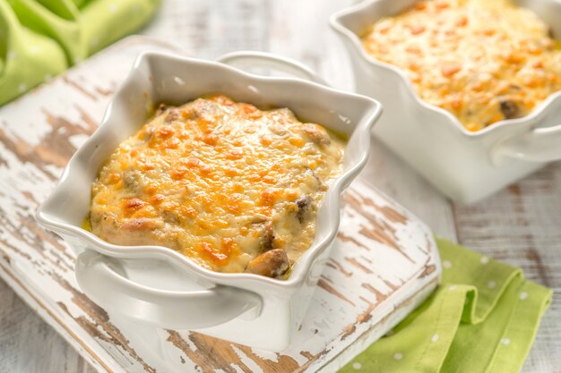 Frango caçarola gratinado assado com cogumelos com queijo