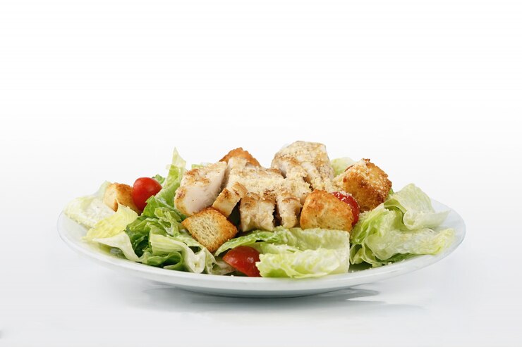 Foto frango caesar salad, cozinha americana, white back ground