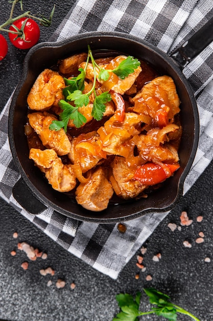 frango carne molho de tomate vegetal Chashushuli refeição comida lanche na mesa cópia espaço comida