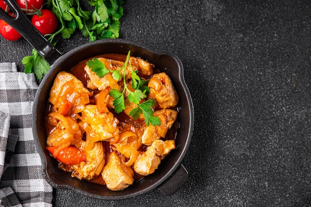 frango carne molho de tomate vegetal Chashushuli refeição comida lanche na mesa cópia espaço comida